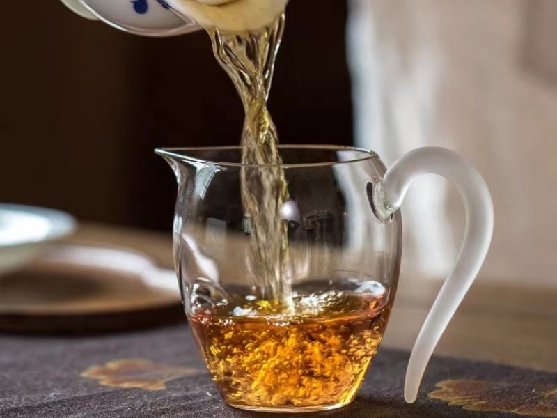 玻璃公道杯正确持握分茶方法 功夫茶礼仪教程
