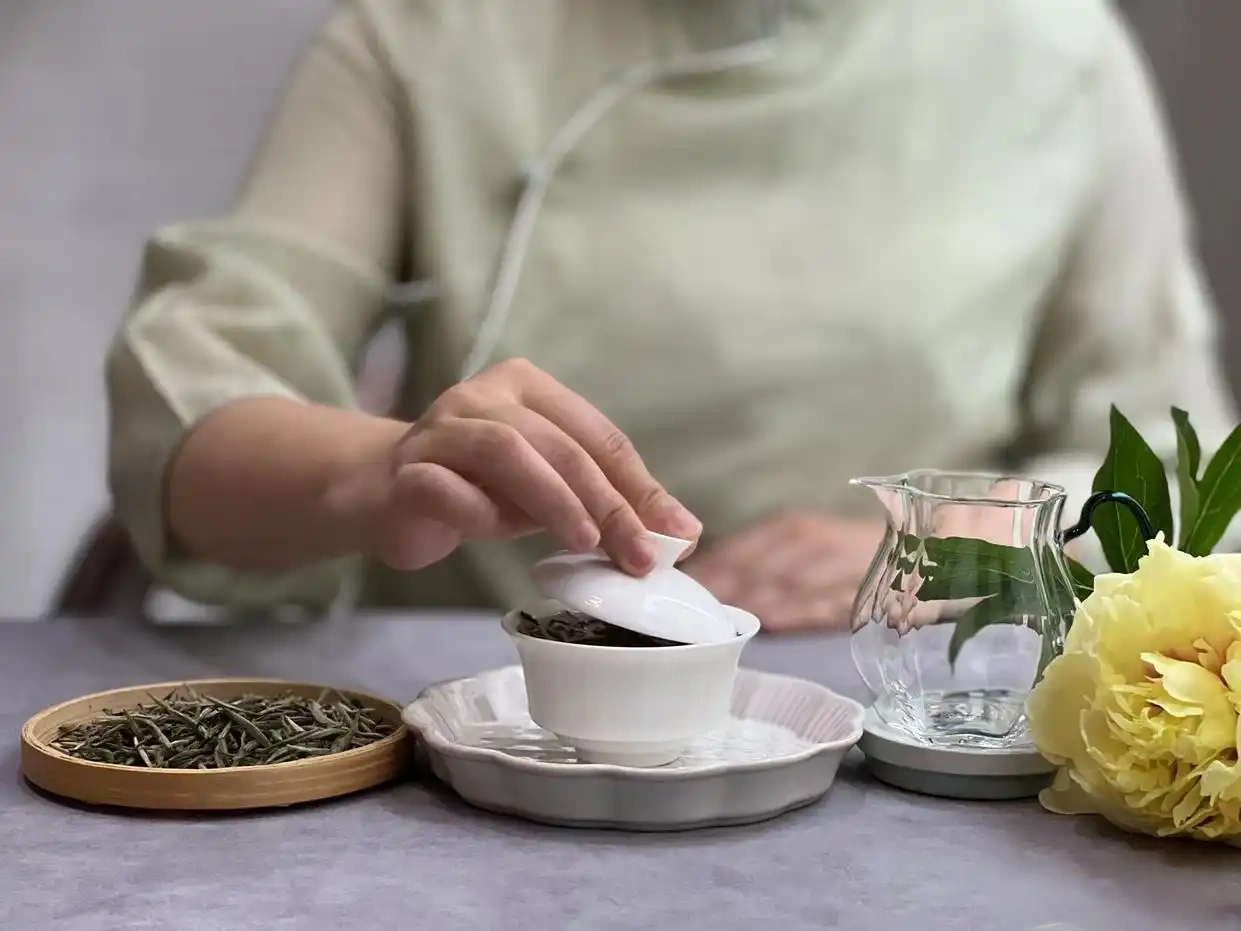 选择盖碗的八大理由 盖碗正确持握方法 防烫手泡茶技巧