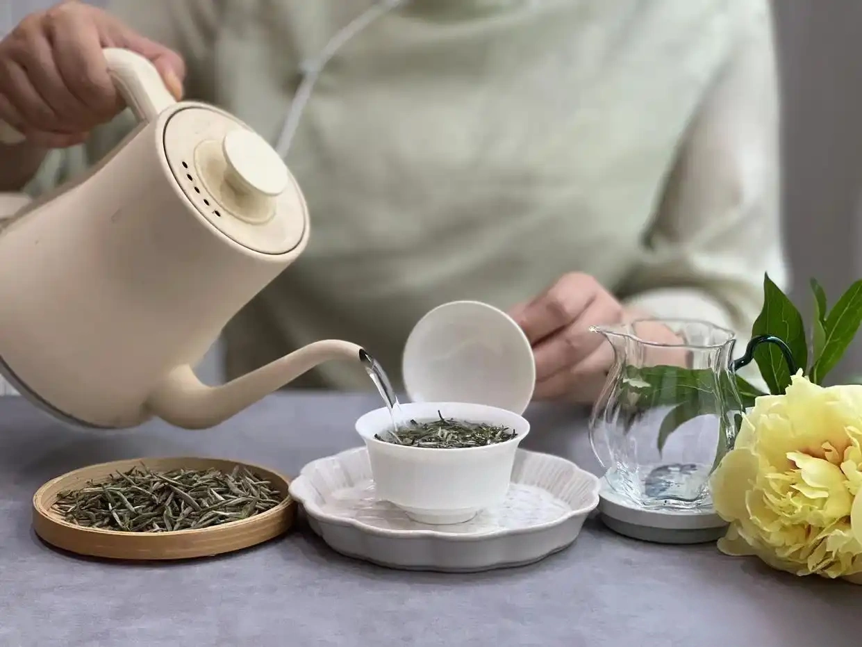 选择盖碗的八大理由 青花白瓷盖碗实物 家用功夫泡茶陶瓷茶具