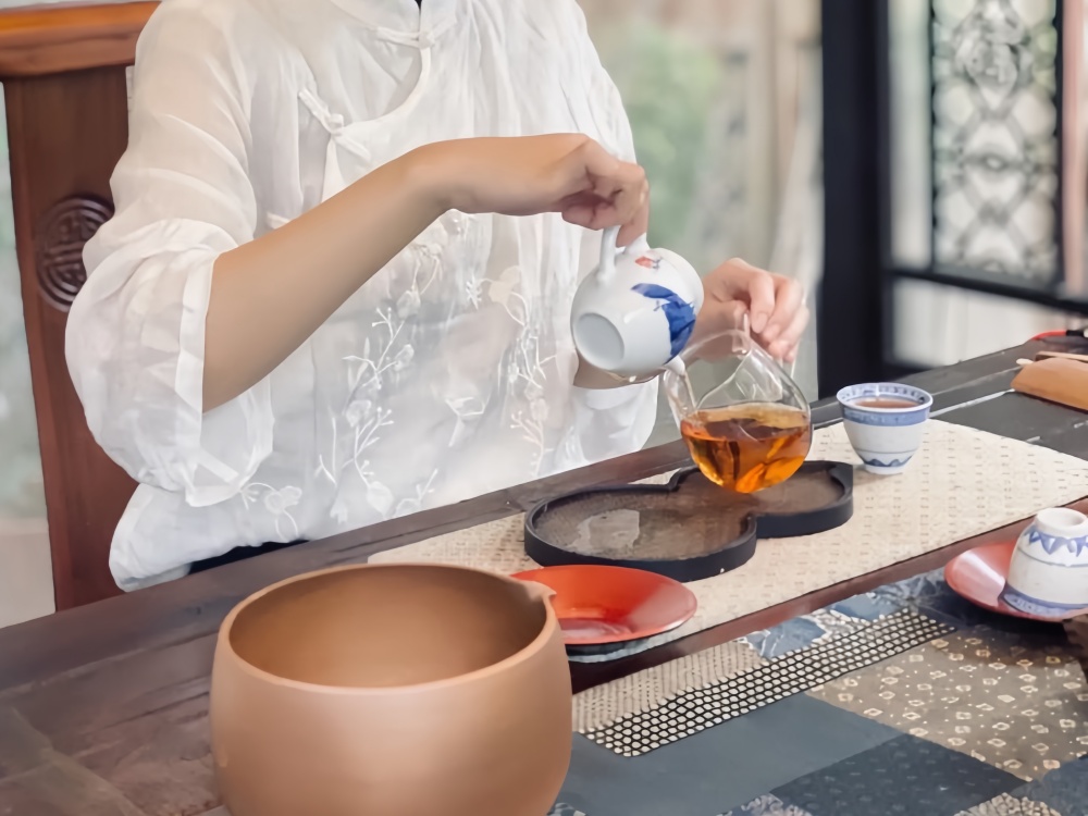 用玻璃公道杯稀释茶汤 小孩子喝茶正确方法