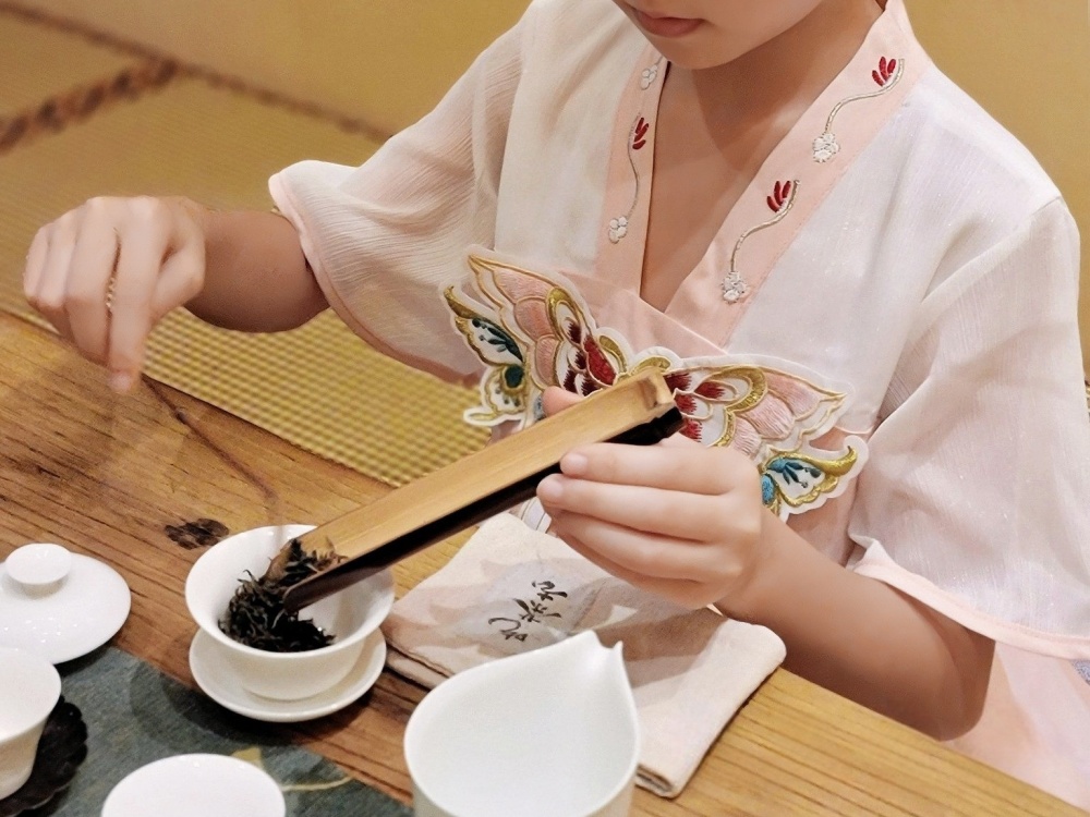 亲子喝茶温馨场景 家长给孩子倒淡茶